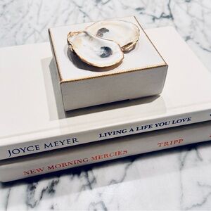 White and Gold Table Decor